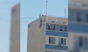 Дети, забравшиеся на стену девятиэтажки, шокировали жителя Актау