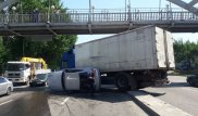 ДТП на проспекте Рыскулова в Алматы: фура "положила" Audi на бок