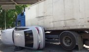 Появилось видео ДТП фуры и Audi в Алматы, из-за которого легковушка оказалась на боку