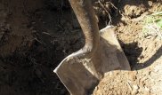Как житель ВКО пытался закопать труп возле дома, попало на видео