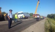 Фура "накренилась" и едва не угодила в кювет на трассе в Костанайской области
