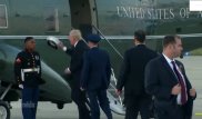 Трамп тщетно пытался вернуть солдату сорванную ветром фуражку