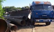 Медики рассказали о состоянии алматинки, на которую упали железные трубы из грузовика