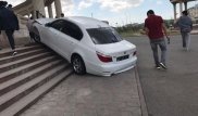 В Атырау лишили прав въехавшего на лестницу "Салтанат сарайы" водителя BMW