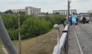Прокурора и журналистов требовал парень, угрожая сброситься с моста в Караганде