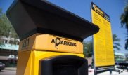 На платных парковках Алматы поймали нелегалов, собиравших деньги за стоянку наличными