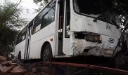 Автобус в Алматы врезался в салон ритуальных услуг