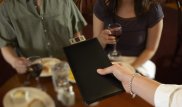 Девушка нашла необычный способ "заплатить" за парня в кафе