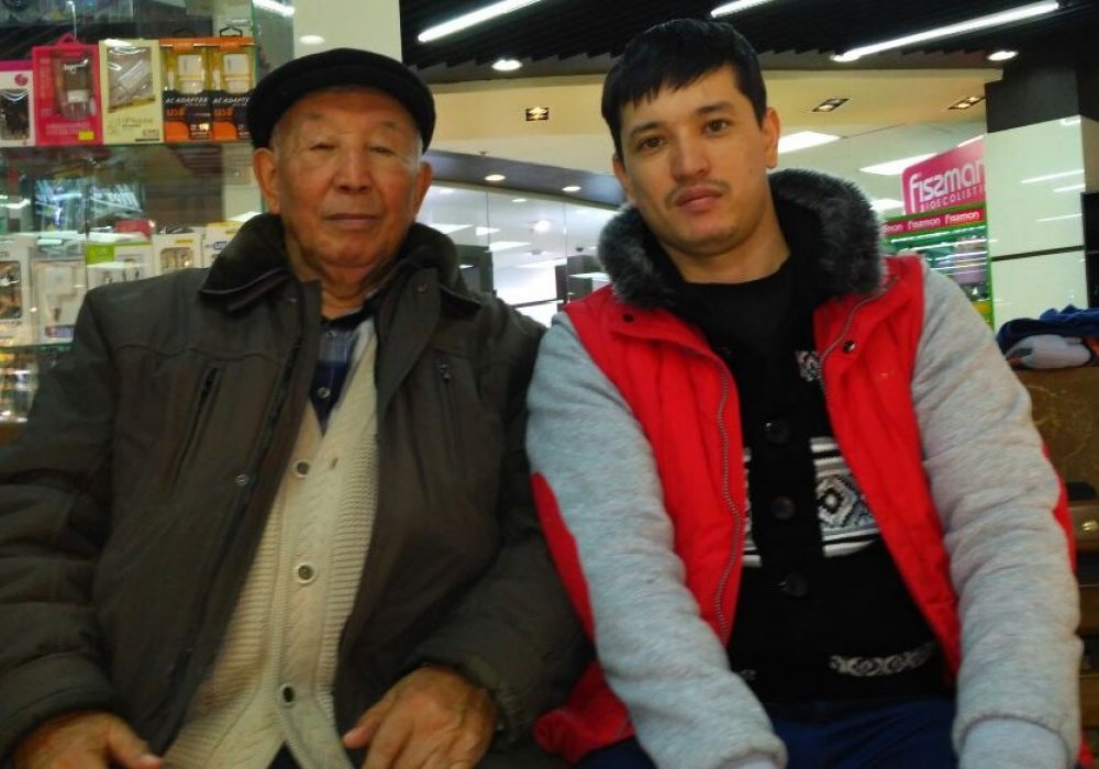 Шерьяздан Исанов с внуком. Фото предоставлено родственниками.
