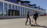 Пьяная женщина в аэропорту Астаны кинула в полицейского металлический стул