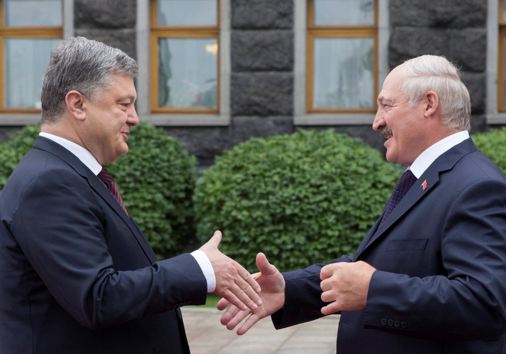 Петр Порошенко и Александр Лукашенко. REUTERS©