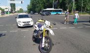 Пара на мотоцикле пострадала в ДТП в Алматы