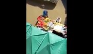 Моющий овощи в луже продавец в Астане попал на видео