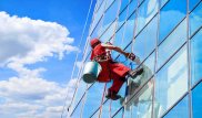 С жилого комплекса в Астане сорвался промышленный альпинист