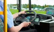 В Астане водитель остановил автобус, чтобы помочь девушке отбиться от грабителя