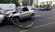 Девушка на Toyota RAV 4 столкнулась с двумя машинами в центре Алматы