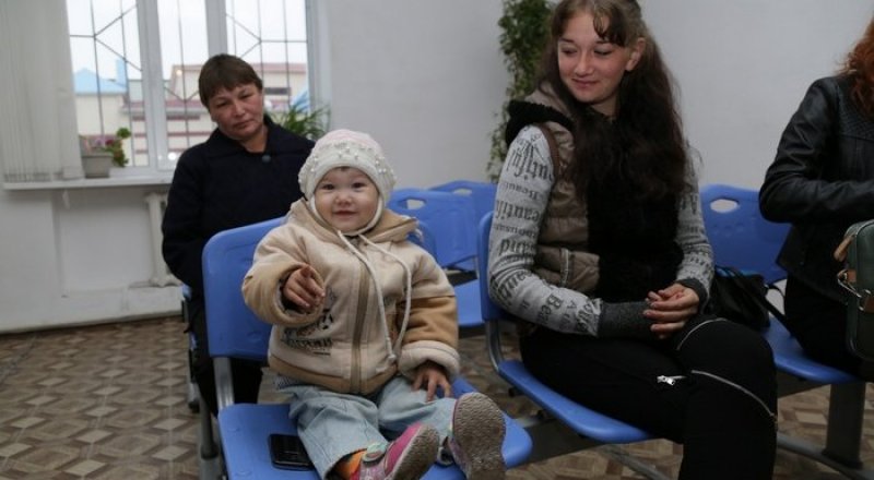 Потерпевшая Любовь Дорошенко с полуторагодовалой дочерью Кариной в 
здании суда. © ng.kz