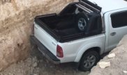 Внедорожник провалился в траншею в Актау