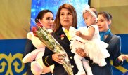 Спасшая 9-месячную девочку проводница поезда получила награду в Астане