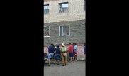 Маленькая девочка едва не выпала из окна многоэтажки в Астане