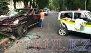 Массовое ДТП в Алматы: Окровавленные охранники вытащили женщин из заблокированной машины