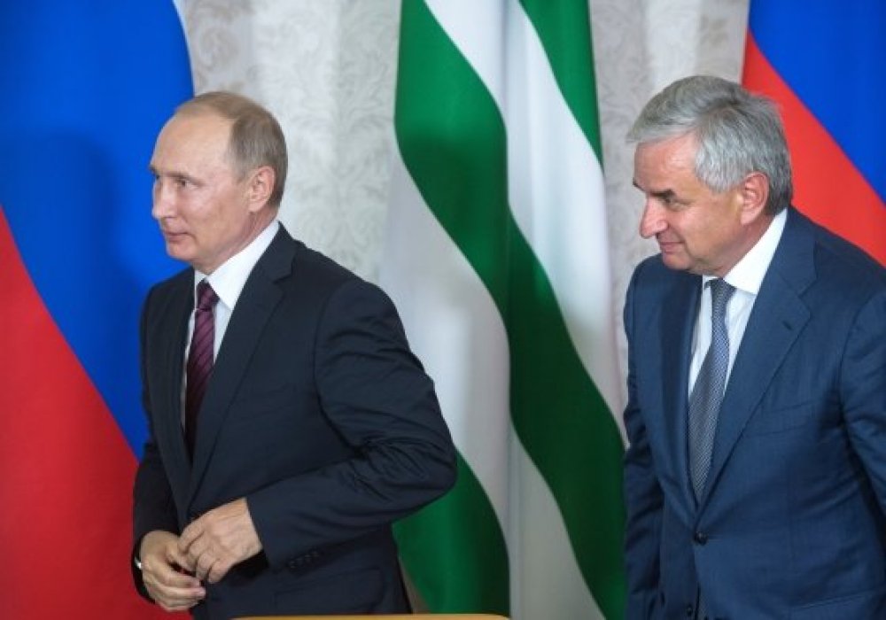 Президенты Украины и Грузии осудили визит Путина в Абхазию