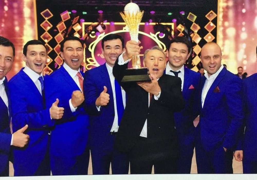 Квн назарбаев играет в карты играть в покер онлайн бесплатно на фишки