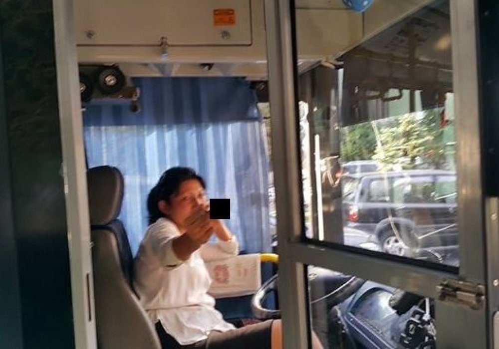 Женщина-водитель троллейбуса показала неприличный жест пассажирам. Фото: Виктор Бондаренко/Facebook