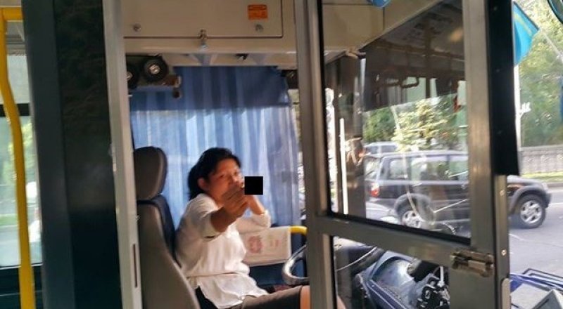 Женщина-водитель троллейбуса показала неприличный жест пассажирам. Фото: Виктор Бондаренко/Facebook