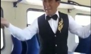 Танцующий проводник в казахстанской электричке позабавил пользователей Сети