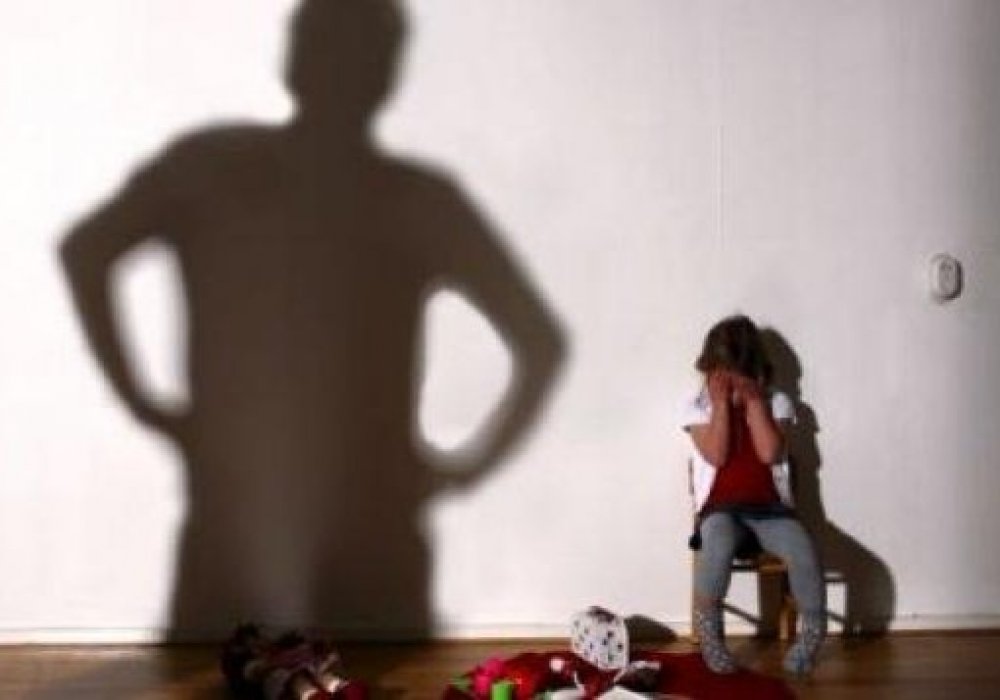 Отец с ножом напал на 5-летнюю дочь в Караганде: Мать рассказала подробности