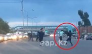 Двое мужчин устроили драку прямо на перекрестке в Алматы