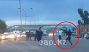 Драка на перекрестке на глазах у регулировщика в Алматы: начата служебная проверка