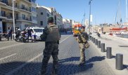 Автомобиль сбил две автобусные остановки во Франции. Есть жертвы