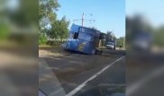 Нашествие пчел: перевернулся прицеп с ульями на трассе в Павлодаре