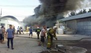 Больше часа тушили пожар в одном из складов на рынке в Шымкенте