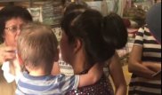 Жители Караганды вскрыли машину, чтобы спасти оставленного на жаре ребенка