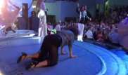 Фанатка прорвалась на сцену и устроила эротические танцы на концерте Киркорова