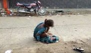 В Индии девушка родила прямо посреди оживленной улицы