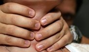 Павлодарец едва не задушил женщину-полицейского, задержавшую его детей на реке