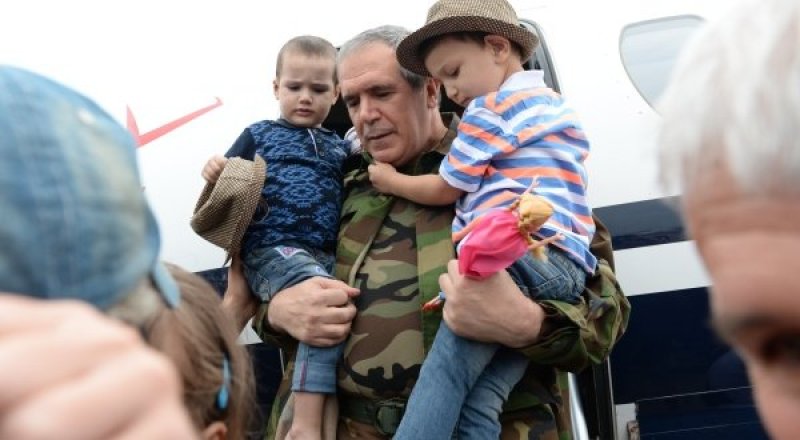 Встреча спасенных в Ираке детей в аэропорту Грозного 25 августа. РИА Новости©
