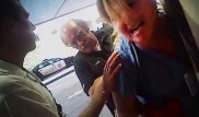 Медсестру заковали в наручники за отказ нарушить закон в США