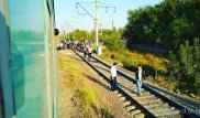 Поезд "Астана - Алматы" насмерть сбил девушку, переходившую пути в наушниках