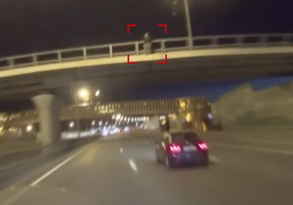 Кадр из видео "Попытка суицида на эстакаде Минского шоссе"