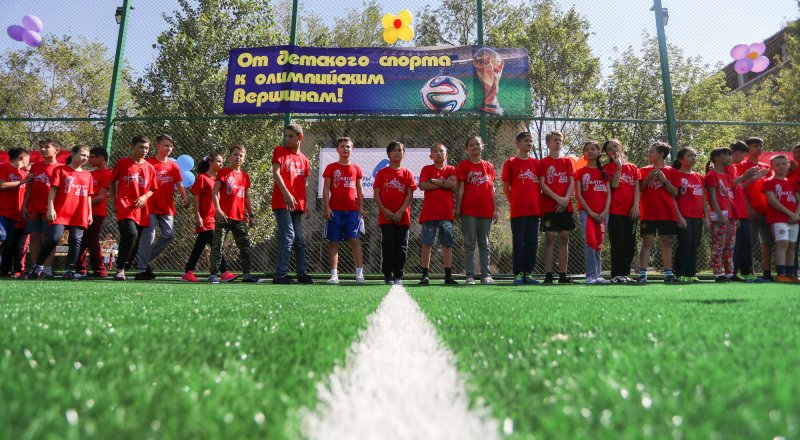 Организаторы "Алматы Марафона" подарили футбольное поле воспитанникам школы-интерната