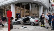 Mercedes въехал в автосалон Tesla в Сан-Франциско