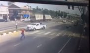 Тайский "Человек-паук" спас мотоциклиста из-под колес авто