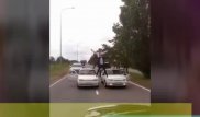 "Ван Дамм" на казахской свадьбе: Участники кортежа проехали стоя на капотах авто