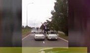 Полиция наказала водителей свадебного кортежа, возивших людей на капотах в Павлодаре