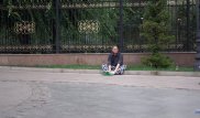 Переодетый в бомжа пранкер показал, сколько можно заработать за день в Алматы